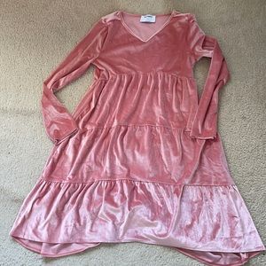 Beautiful pink vevelty dress!